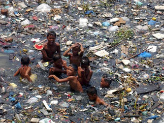 Sie nennen es Wasser: Philippinische Kinder baden im Müll. Foto: Red Luna/Archiv