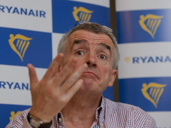 Ryanair-Chef Michael O’Leary auf einer Pressekonferenz in Brüssel. Sein Unternehmen konnte eine Gewinnverdoppelung im abgelaufenen Quartal verbuchen. Foto: Oliver Hoslet