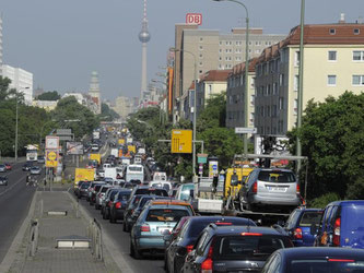 Wenn der Versicherer speichert, wer, wann, wie schnell und wohin gefahren ist, könnte sich der eine oder andere überwacht fühlen. Foto: Bernd Settnik/Archiv