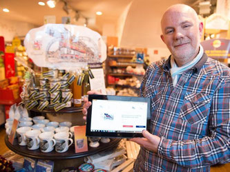 Markus Kuhnke im «Naschkatzenparadies»: Der Händler glaubt fest an das Konzept des Internet-Marktplatzes Online City Wuppertal. Foto: Marius Becker