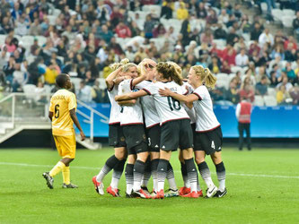 Die deutschen Nationalspielerinnen besiegen zum Auftakt das Team von Simbabwe mit 6:1. Foto: Juca Rodrigues/Framephoto