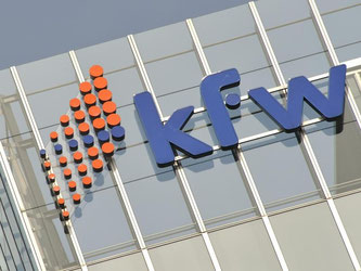 Das Logo der Kreditanstalt für Wiederaufbau (KfW) ist am Gebäude der Bank in Frankfurt am Main zu sehen. Foto: Uwe Anspach
