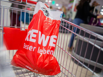 Die Rewe Group verzichtet in Zukunft auf Plastiktüten. Foto: Rolf Vennenbernd/Illustration