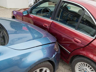 Falschaussagen bei einem Unfallhergang gegenüber dem Autoversicherer können teuer werden. Meist werden Strafen fällig oder die Selbstbeteiligung wird erhöht. Foto: Peter Kneffel