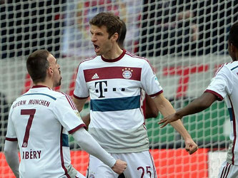 Thomas Müller (M) schoss die Bayern mit zwei Treffern zum Sieg gegen Hannover 96. Foto: Peter Steffen