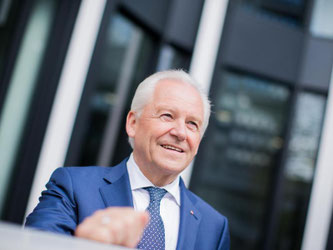 Bahn-Chef Rüdiger Grube vor der Zentrale der Logistiktochter DB Schenker in Essen. Foto: Rolf Vennenbernd/Archiv