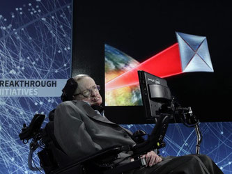 Astrophysiker Hawking vor einer Computer-Animation des Projekts. Miniraumschiffe sollen per Laserstrahlen tief ins All eindringen. Foto: Jason Szenes