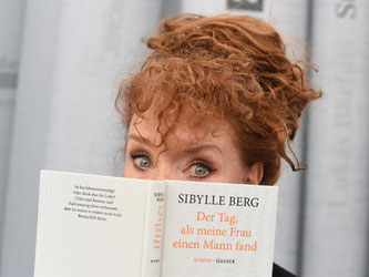 Dahinter steckt immer ein kluger Kopf: Sibylle Berg auf der Buchmesse Leipzig. Foto: Jens Kalaene