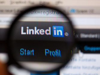 Bei LinkedIn können Nutzer sich in beruflichen Profilen vorstellen, nach neuen Jobs Ausschau halten und mit anderen Mitgliedern kommunizieren. Foto: Jens Büttner