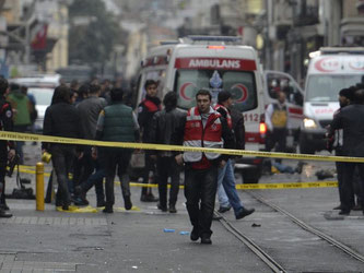 Polizei und Rettungskräfte am Anschlagort in der belebten Einkaufsstraße Istiklal im Zentrum von Istanbul. Foto: Deniz Toprak