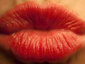 Wer vollere Lippen haben möchte, macht am besten regelmäßig Sprechübungen mit einem Sektkorken. Foto: Rolf Vennenbernd
