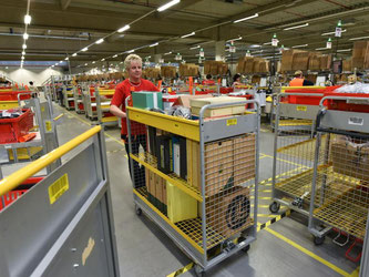 Eine Mitarbeiterin im Logistikzentrum von Amazon in Bad Hersfeld (Hessen). Foto: Uwe Zucchi/Archiv