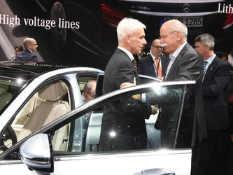 VW-Chef Matthias Müller (l) und Daimler-Chef Dieter Zetsche begrüßen sich auf der North American International Auto Show (NAIAS) in Detroit. Foto: Uli Deck