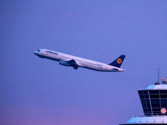 Nach dem härtesten Streik in der Lufthansa-Geschichte normalisiert sich der Flugverkehr bei Europas größter Airline wieder. Foto: Peter Kneffel