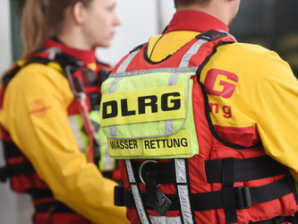 Rettungsschwimmer der DLRG tragen in Bad Tölz (Bayern) Schwimmwesten. Foto: Tobias Hase/Archiv