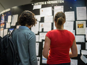 In Deutschlands Metropolen wird bezahlbarer Wohnraum knapp. Viele Studenten finden daher keine Wohnung. Foto: Matthias Balk