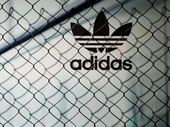 Der Sportartikelherstellers Adidas produziert wieder in Deutschland. Foto: Daniel Karmann/Archiv