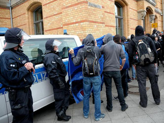 Menschen demonstrieren vor dem Gebäude der Bundespolizei am Hauptbahnhof in Hannover gegen Polizeigewalt. Foto: Peter Steffen/dpa