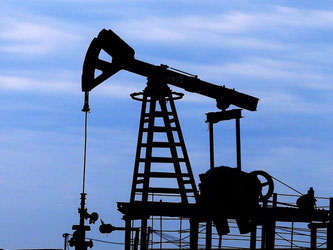 Eine Ölförderanlage in Aserbaidschan: Eine Erholung des Ölpreises ist nicht in Sicht. Foto: Robert Ghement