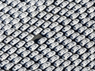 Neuwagen stehen auf dem Autoterminal neben dem VW-Werk in Emden zur Verschiffung bereit. Das Terminal bildet die Drehscheibe für den Export aller Modelle des VW-Konzerns. Foto: Ingo Wagner