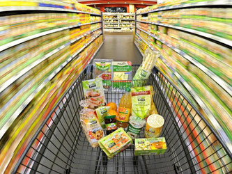 Der Gang in den Supermarkt fällt leichter. Denn Verbraucher können zurzeit günstiger einkaufen. Foto: Julian Stratenschulte