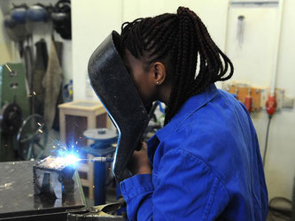 Eine Schülerin aus dem afrikanischen Guinea absolviert in der Metallwerkstatt der Allgemeinen Berufsschule in Bremen einen Kurs im E-Schweißen. Flüchtlinge werden nach Einschätzung des IfW in Kiel nur langsam Fuß auf dem deutschen Arbeitsmarkt fassen. Fot