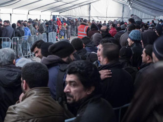 Wartende Flüchtlinge vor dem Landesamt für Gesundheit und Soziales Lageso in Berlin. Foto: Michael Kappeler