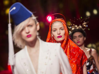Die Kreationen des Modehauses Schiaparelli waren ein Blickfang bei den Haute-Couture-Schauen in Paris. Foto: Etienne Laurent