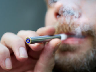 Mit der E-Zigarette vom Tabak loskommen? Keine gute Idee. Denn das Dampfen füttert das Suchtgedächtnis von Rauchern. Foto: Franziska Gabbert