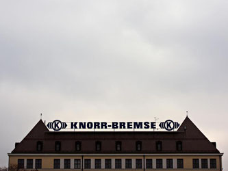 Blick auf den Schriftzug «Knorr-Bremse» auf dem Hauptgebäude in München. Foto: Nicolas Armer/ Archiv