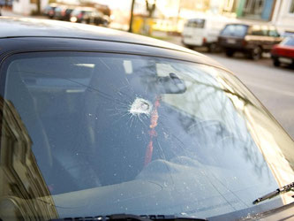 Glasschäden am Auto sind teuer. Schummeln mit Hilfe der Werkstatt, um die Selbstbeiligung an den Kosten zu senken, ist jedoch Betrug und kann rechtliche Konsequenzen haben. Foto: Jens Schierenbeck