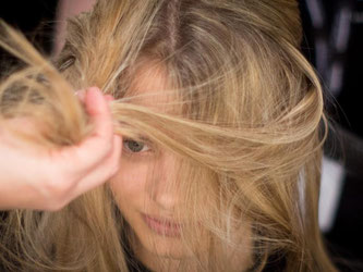 Es gibt mehrere Tricks, um Haare voller wirken zu lassen. Foto: Kay Nietfeld