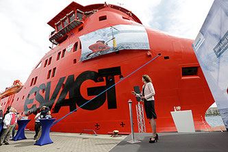 Im Hafen von Rostock-Warnemünde wurde eines von zwei neuen Schiffen der Offshore-Service-Flotte von Siemens auf den Namen "Esvagt Froude" getauft. Die Flasche zerschellt mit einem Knall.