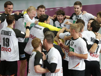 Die deutschen Handballer feiern den überragenden Sieg gegen Ägypten. Foto: Axel Heimken