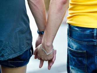 Nach dem Votum der Iren für die eheliche Gleichstellung von homosexuellen Paaren hat auch in Deutschland die Debatte um die Öffnung der Ehe an Fahrt aufgenommen. Foto: Daniel Bockwoldt