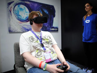 Ein Besucher testet die 3D-Brille Oculus Rift in Köln auf der Computerspiele Messe Gamescom. Der Markt für Computer- und Videospiele in Deutschland wächst kräftig. Foto: Oliver Berg
