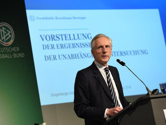 Christian Duve präsentiert den Untersuchungsbericht der Öffentlichkeit. Foto: Arne Dedert