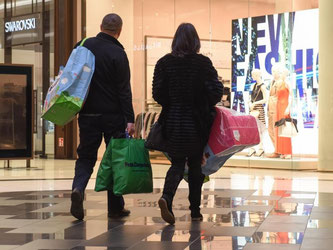 Laut einer Umfrage zeigen Männer beim Shopping ein ausgeprägtes Markenbewusstsein. Frauen achten eher auf den Preis. Foto: Elisabeth Rahe