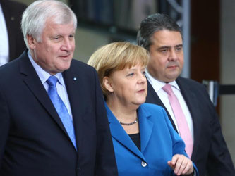 Die Parteivorsitzenden von CSU, CDU und SPD: Horst Seehofer (v.l.), Angela Merkel und Sigmar Gabriel. Foto: Hannibal Hanschke/Archiv