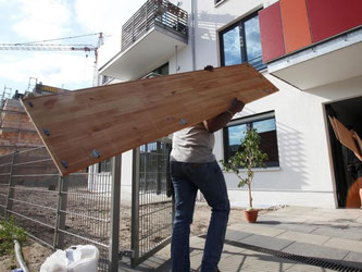 Möbelpacker arbeiten nicht umsonst - wer aus beruflichen Gründen umzieht, kann sich diese Ausgaben vom Finanzamt zurückholen. Foto: Bodo Marks