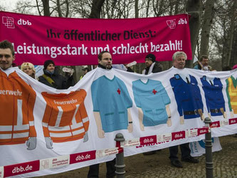 Demonstranten vor der Landesvertretung von Baden-Württemberg in Berlin. Foto: Paul Zinken