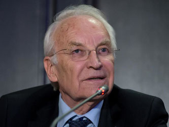 Edmund Stoiber spricht während einer Pressekonferenz. Foto: Sven Hoppe/Archiv