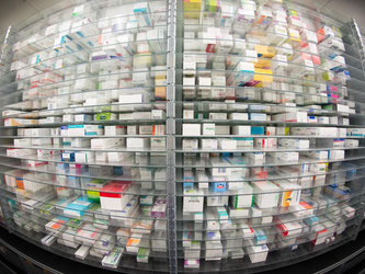 Medikamente in den Regalen eines Kommissionierautomaten. Foto: Daniel Reinhardt/Archiv