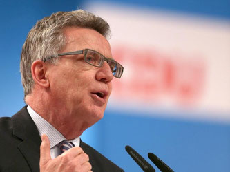 Bundesinnenminister de Maiziere. Nach strikter Ablehnung in der Politik werden nun Stimmen laut, den Dialog mit den PEGIDA-Demonstranten zu suchen. Foto: Oliver Berg