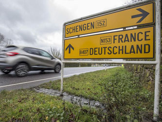 Ein Ende des Schengener Abkommens würde zu Wachstums- und Wohlstandsverlusten führen, warnt die Studie. Foto: Julien Warnand