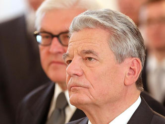 Steinmeier im Hintergrund: Bundespräsident Joachim Gauck beim Neujahrsempfang des Diplomatischen Corps im Schloss Bellevue. Foto: Wolfgang Kumm/Archiv