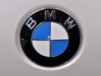 Ein BMW Logo bei der North American International Auto Show in Detroit. Foto: Uli Deck