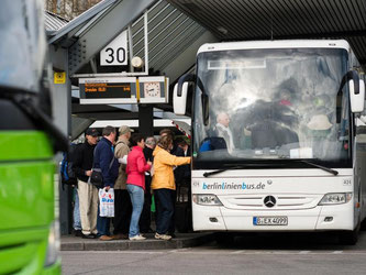 Ein Reisebus der Firma berlinlinienbus auf dem Zentralen Omnibushof in der Haupstadt. Foto: Gregor Fischer