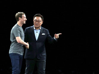 Facebook-Chef Mark Zuckerberg zusammen mit Samsungs Chef der Handy-Sparte D.J. Koh beim MWC in Barcelona. Foto: Alberto Estévez