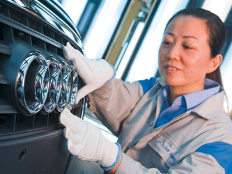 Audi-Montagehalle im chinesischen Changchun. 2014 verkauften BMW, Daimler und der VW-Konzern zusammen schon jeden dritten Wagen im Reich der Mitte. Foto: Audi AG